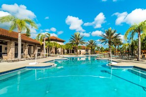 Seasonal outdoor pool, free cabanas, sun loungers