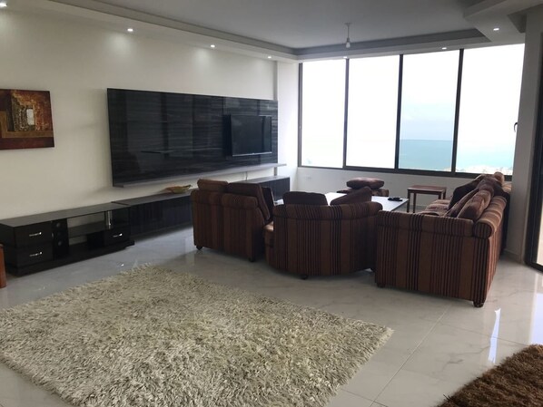 公寓, 2 間臥室, 海景 | 客廳 | 50 吋LED 電視連衛星電視頻道、電視