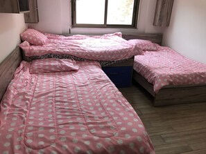 Huoneisto, 2 makuuhuonetta, merinäköala | 2 makuuhuonetta, ylelliset vuodevaatteet, yksilöllisesti kalustettu