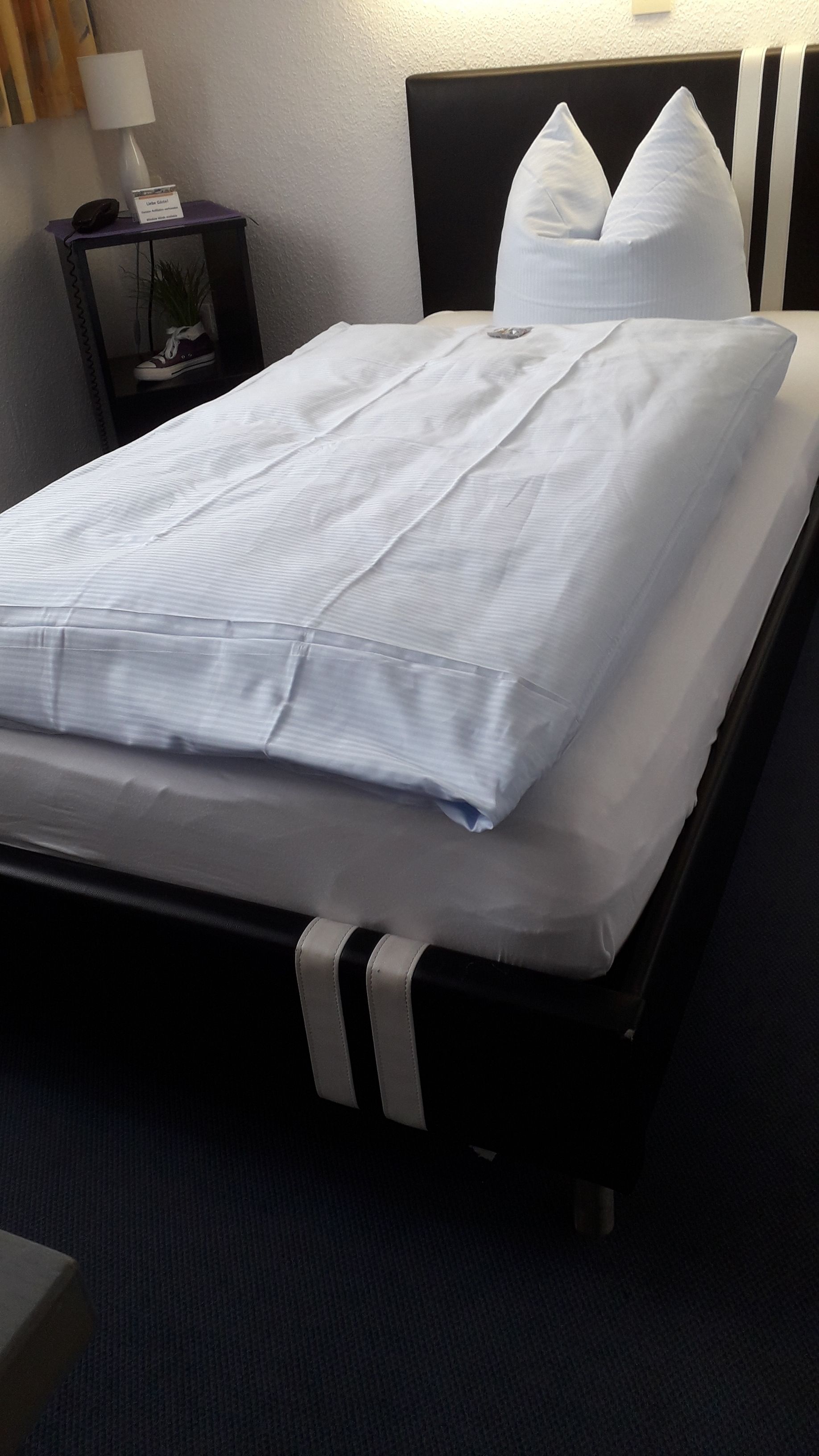 Eenpersoonskamer | Een minibar, een kluis op de kamer, een strijkplank/strijkijzer