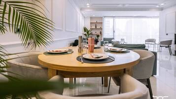 Apartamento superluxo, 2 quartos | Opções para refeição no quarto