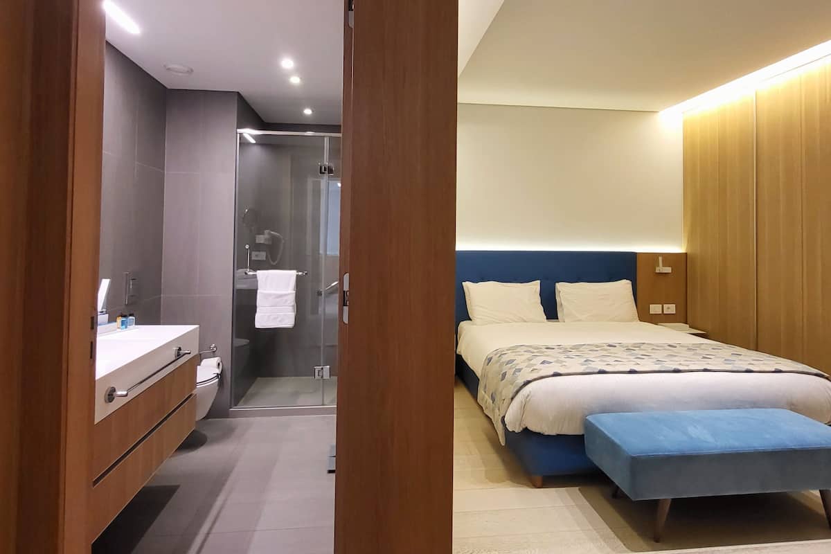 Deluxe Suite with Pool & Gym Access