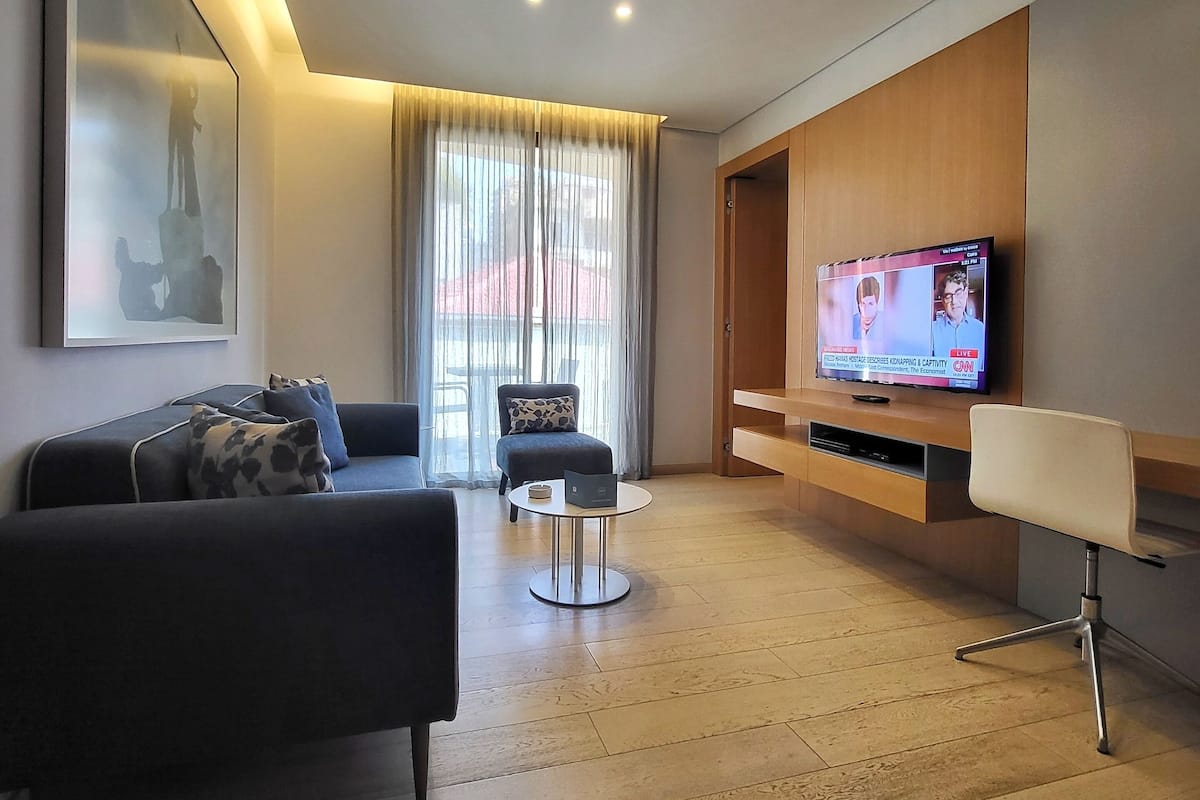 Business Deluxe Suite With Balcony, Pool and Gym Access