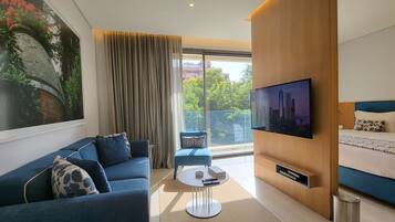 Junior Deluxe Suite with Pool and Gym Access | Área de estar | Smart TV 50 polegadas com canais via satélite, TV, DVD player