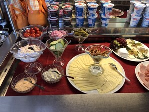 A buffet with various food items including yogurt, cheese, and salads. - Hotel Deutsches Haus (Munster im Heidekreis)