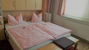 Double Room | Hypo-allergenic bedding, minibar, cribs/infant beds, rollaway beds
