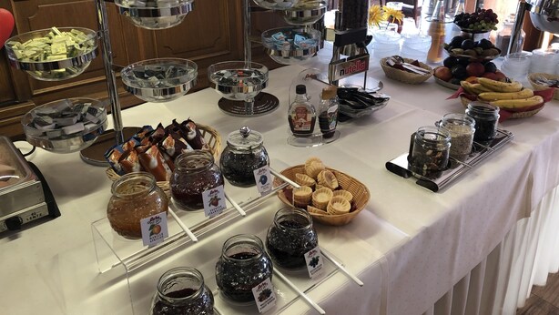 Una mesa de buffet con distintos alimentos y salsas.