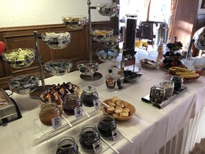 Un aparador de buffet amb diferents aliments i condiments.