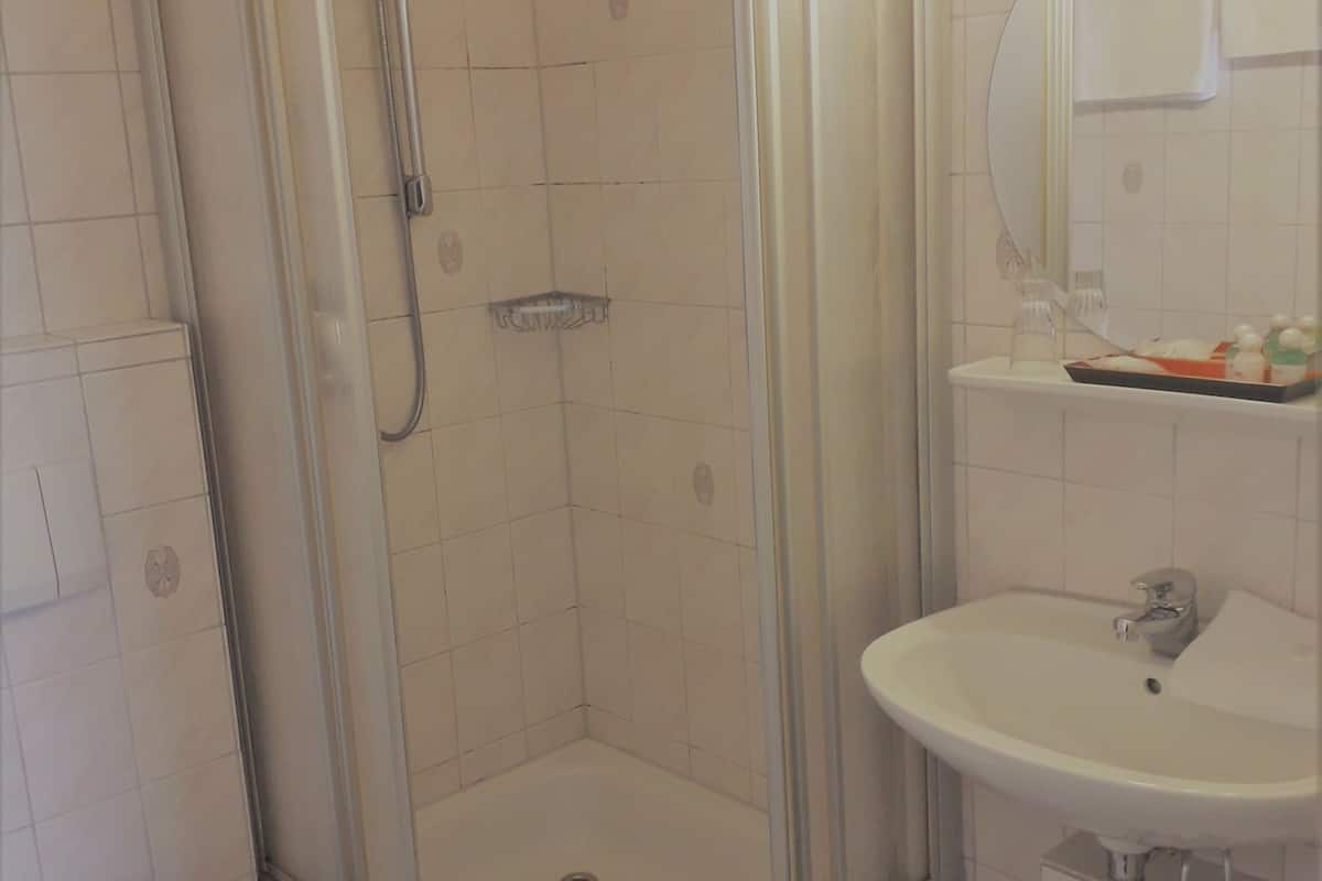 double room | bathroom | free toiletries, hair dryer, towels