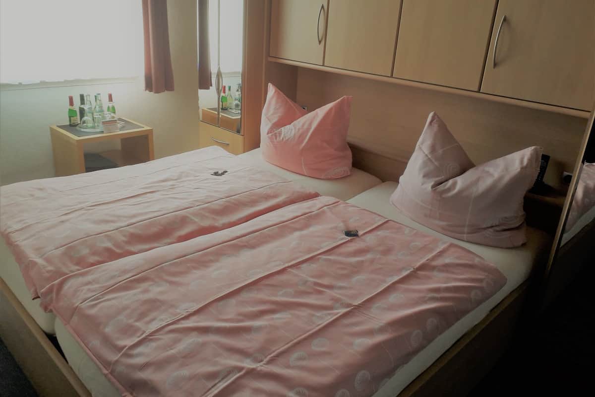 double room | hypo-allergenic bedding, minibar, cots/infant beds, rollaway beds