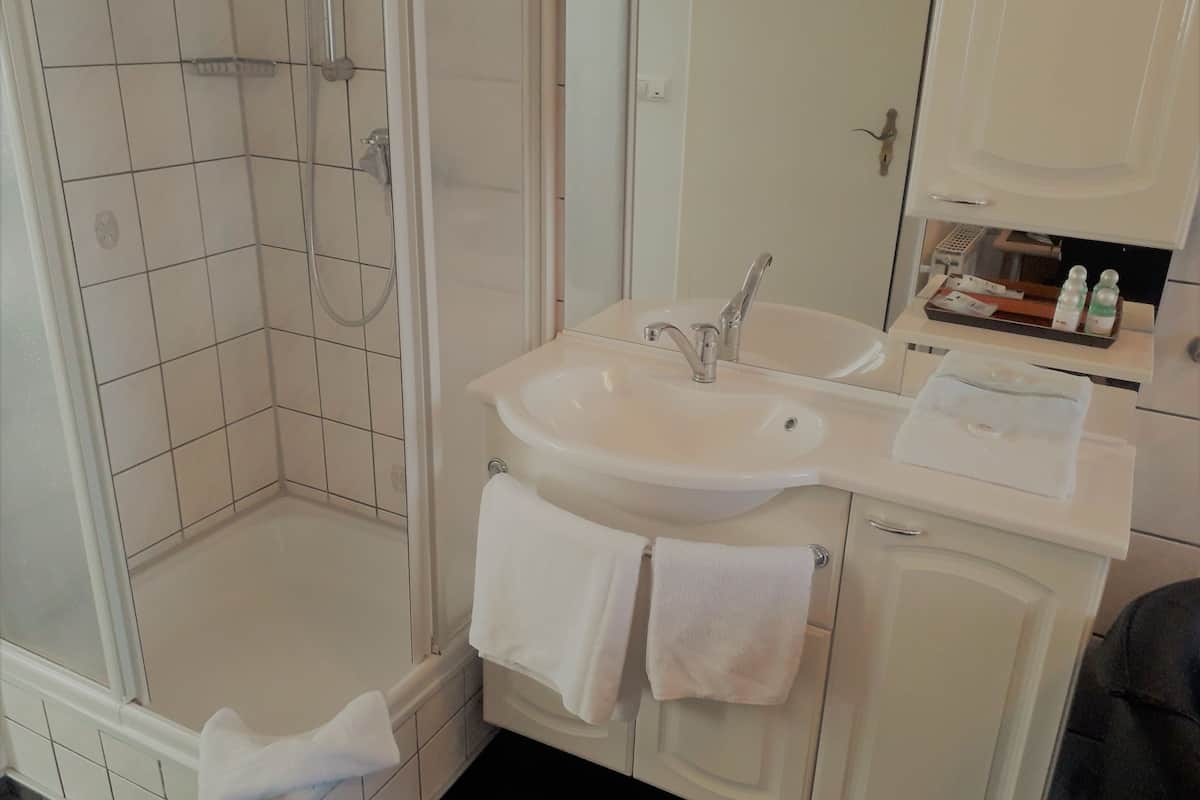 single room | bathroom | free toiletries, hair dryer, towels