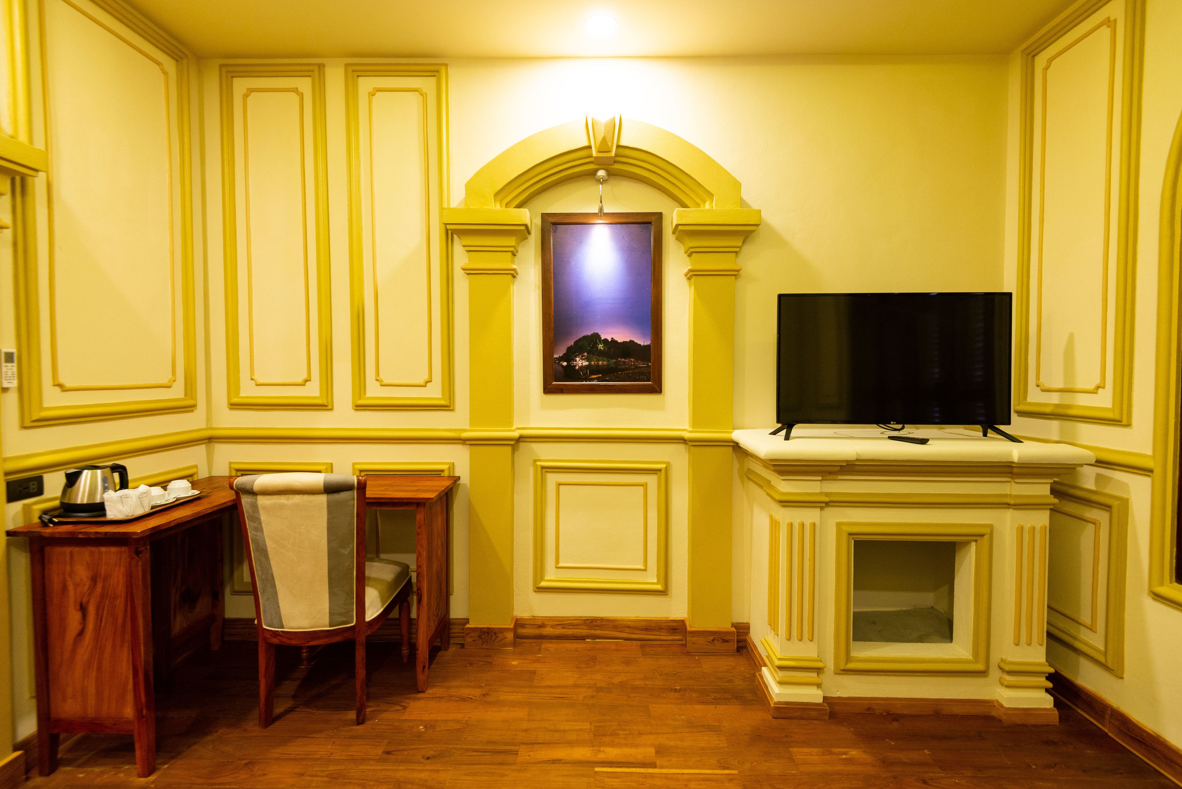 colonial family room | in-room safe, free wifi