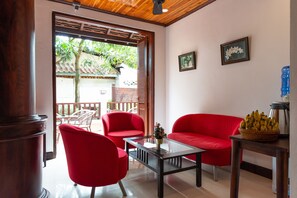 Breakfast, lunch, dinner served; local and international cuisine  - Jasmine Ville Guesthouse (Luang Prabang)