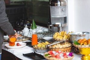 Ein reichhaltiges Buffet mit verschiedenen Speisen und einem Getränkespender.