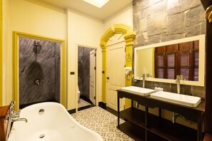 Colonial Triple Room | Badezimmer | Kostenlose Toilettenartikel, Haartrockner, Bademäntel, Hausschuhe