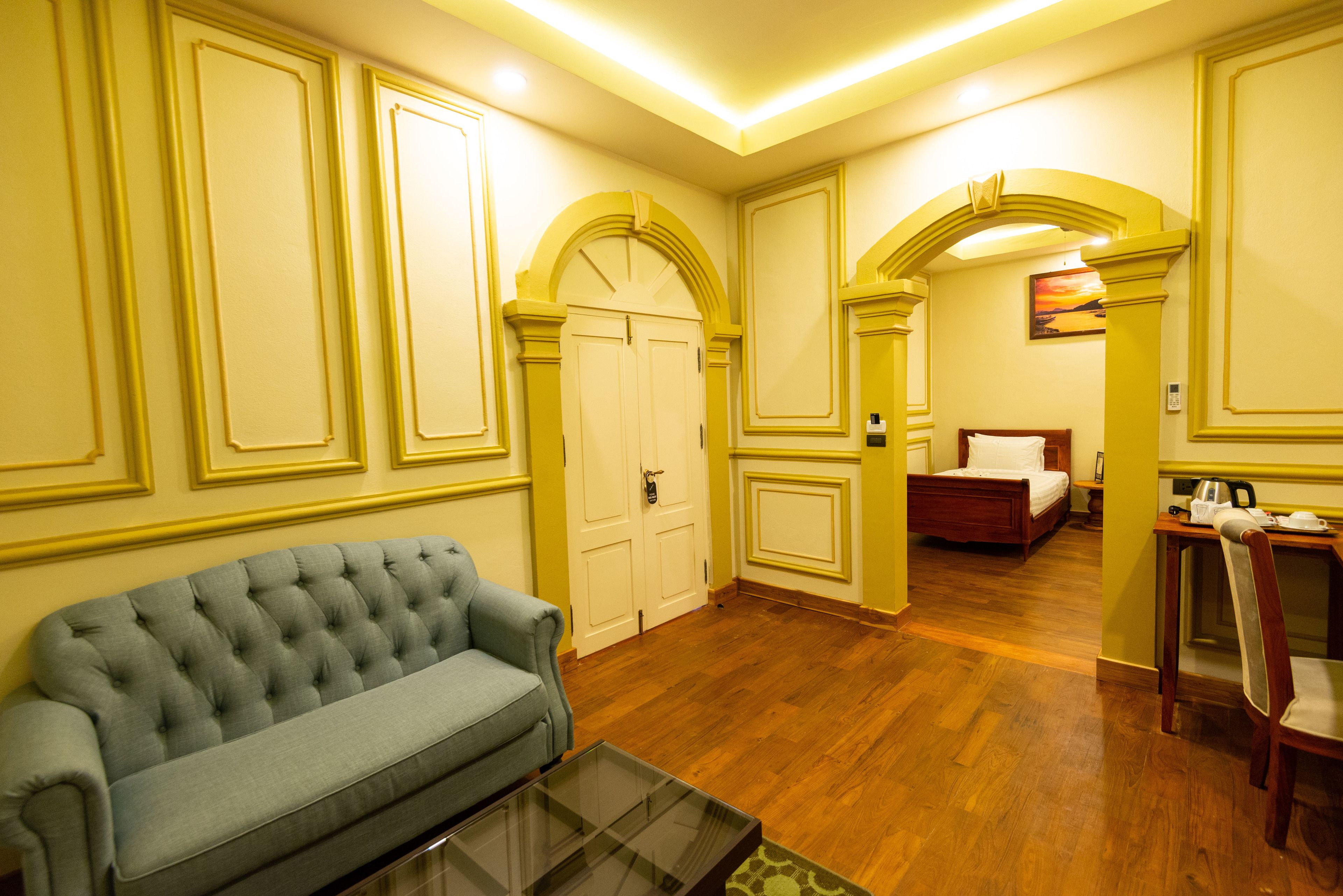 colonial family room | in-room safe, free wifi