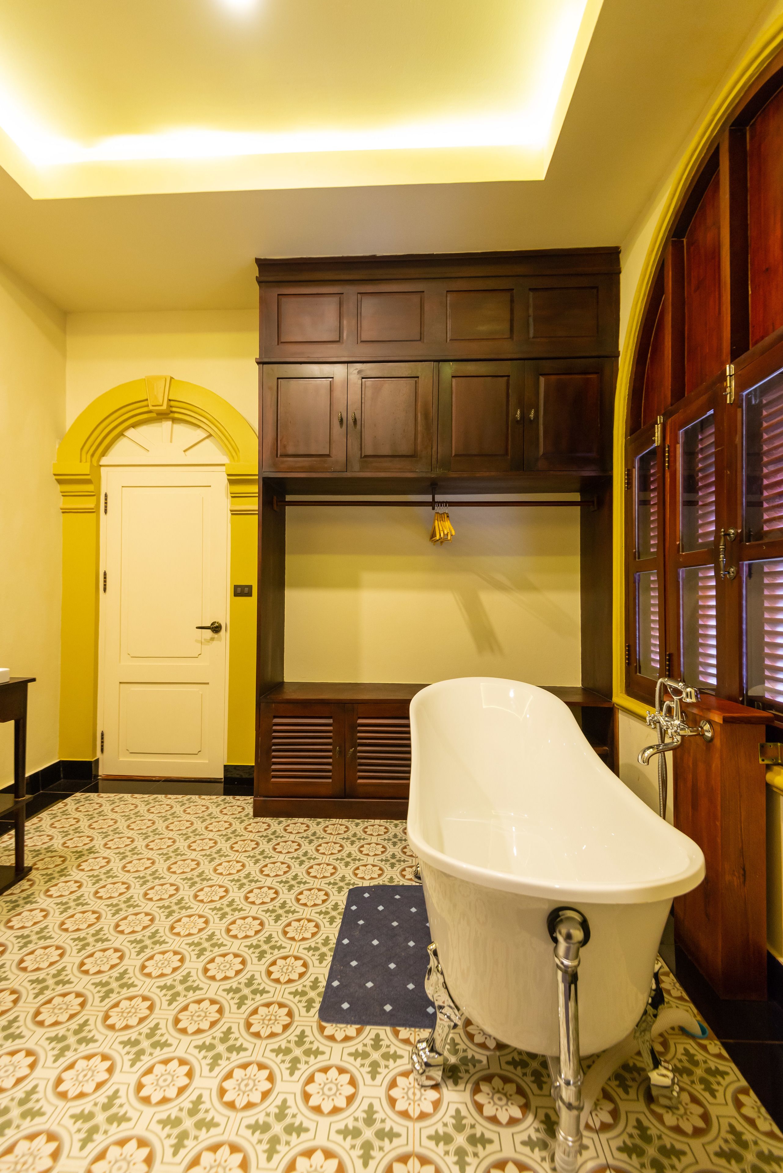 colonial family room | bathroom | free toiletries, hair dryer, bathrobes, slippers