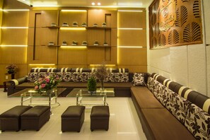 Lobby sitting area - Le Nguyen (Da Lat)