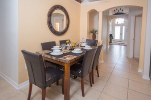 Villa familiar, alberca privada, en el área del jardín | Restaurantes