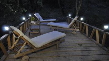 Una piscina al aire libre (de 11:00 a 20:00), sombrillas, tumbonas