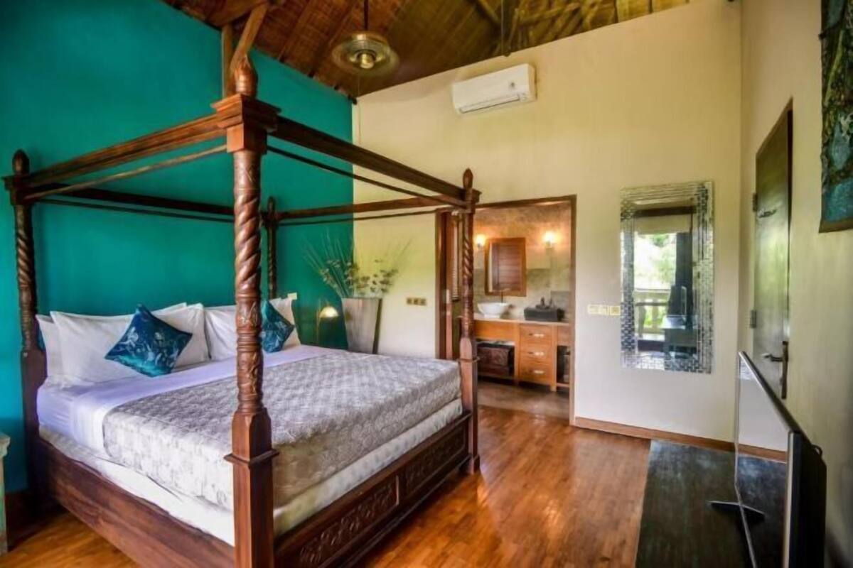 In-room safe, desk, WiFi (free), bed sheets