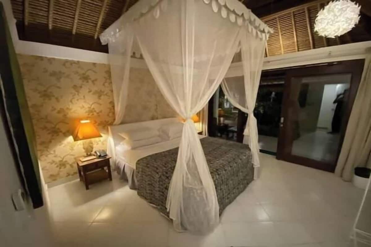 In-room safe, desk, free WiFi, bed sheets