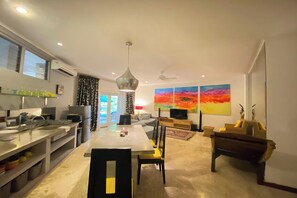 公寓, 2 间卧室 | 起居区 | 32-英寸液晶电视（配备有线频道）