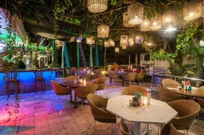 Bar (on property) - Bali Mystique Apartment (Seminyak)