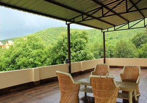 Serviço de café da manhã, almoço, jantar; vistas para a piscina
