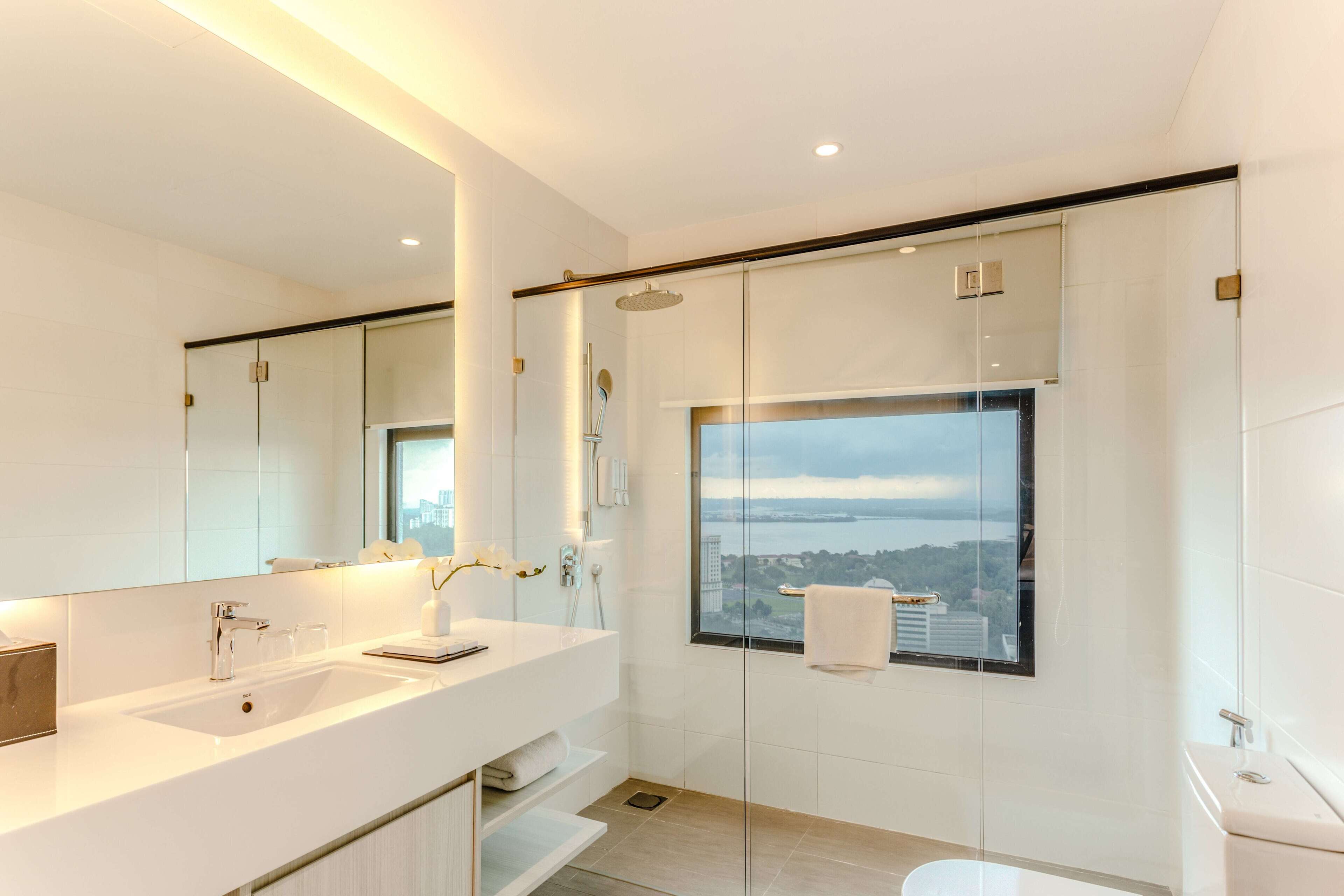 Een douche, gratis toiletartikelen, een haardroger, badjassen