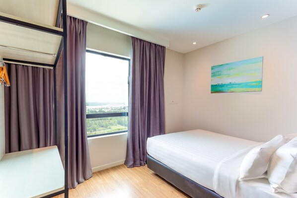 A modern hotel room with a large window, a bed, and a painting on the wall. - Shama Suasana Johor Bahru (Johor Bahru)