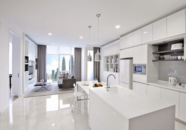 Full-sized fridge, oven, stovetop, cookware/dishes/utensils - Platinum Suites KLCC @ Brand New in KL (Kuala Lumpur)