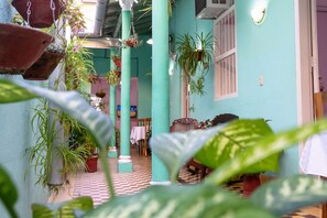 Standard Double Room, Multiple Beds, Non Smoking | Living area