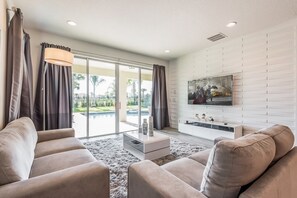 Familienvilla, Mehrere Schlafzimmer, zum Garten hin | Sitzecke in der Lobby