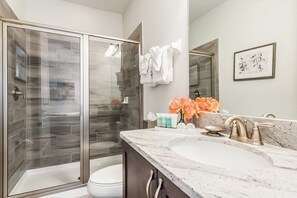 Familienvilla, Mehrere Schlafzimmer, zum Garten hin | Badezimmer | Badewanne und Dusche (separat), Regendusche, Haartrockner, Handtücher