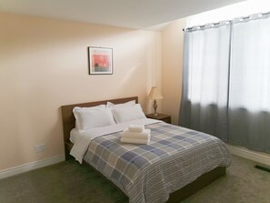 3 dormitorios, tabla de planchar con plancha, cuna de viaje