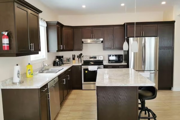 Køleskab, mikrobølgeovn, ovn, kogeplade