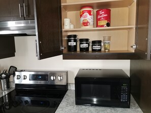 Fridge, microwave, oven, stovetop - Amazing house in Niagara Falls Ontario Canada (Niagara Falls)