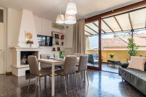 Appartement, plusieurs lits | Coin séjour