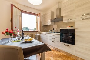 Appartement, 1 grand lit, non-fumeurs | Coin cuisine privé | Grand réfrigérateur, four, plaque de cuisson, machine à expresso