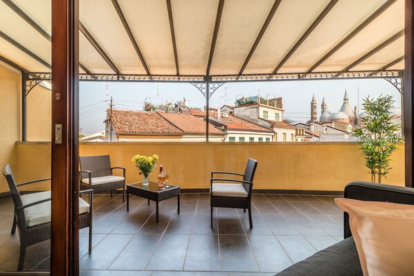 Departamento, varias camas | Terraza o patio