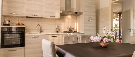 Appartement, plusieurs lits | Cuisine privée | Grand réfrigérateur, four, plaque de cuisson, machine à expresso