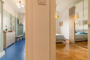 Departamento, 1 cama Queen size, para no fumadores | Decoración personalizada, muebles diferentes y escritorio 