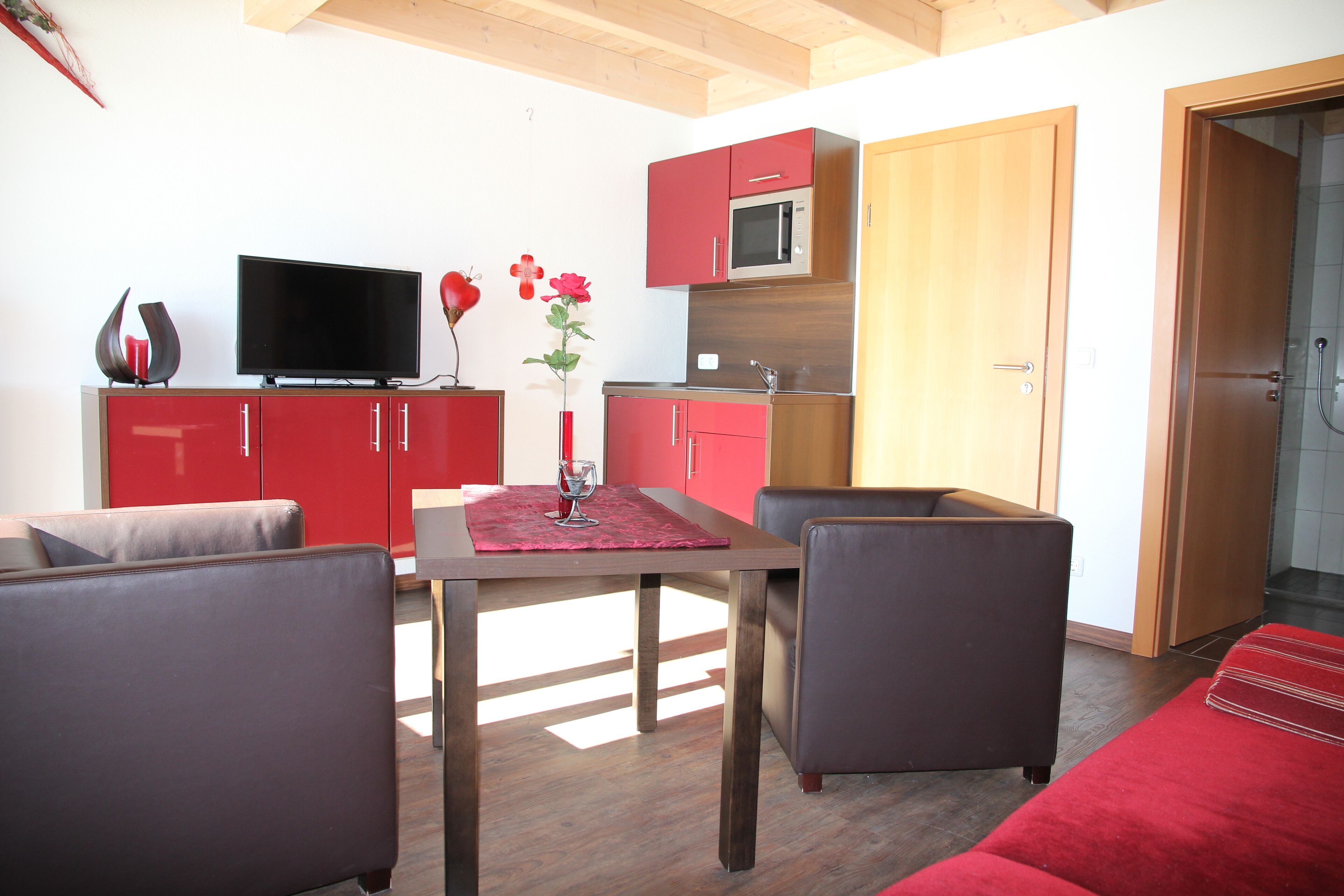 Suite | Wohnbereich | 42-Zoll-Fernseher mit Satellitenempfang, Tischtennisplatte