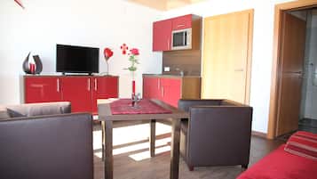 Suite | Wohnbereich | 42-Zoll-Fernseher mit Satellitenempfang, Tischtennisplatte