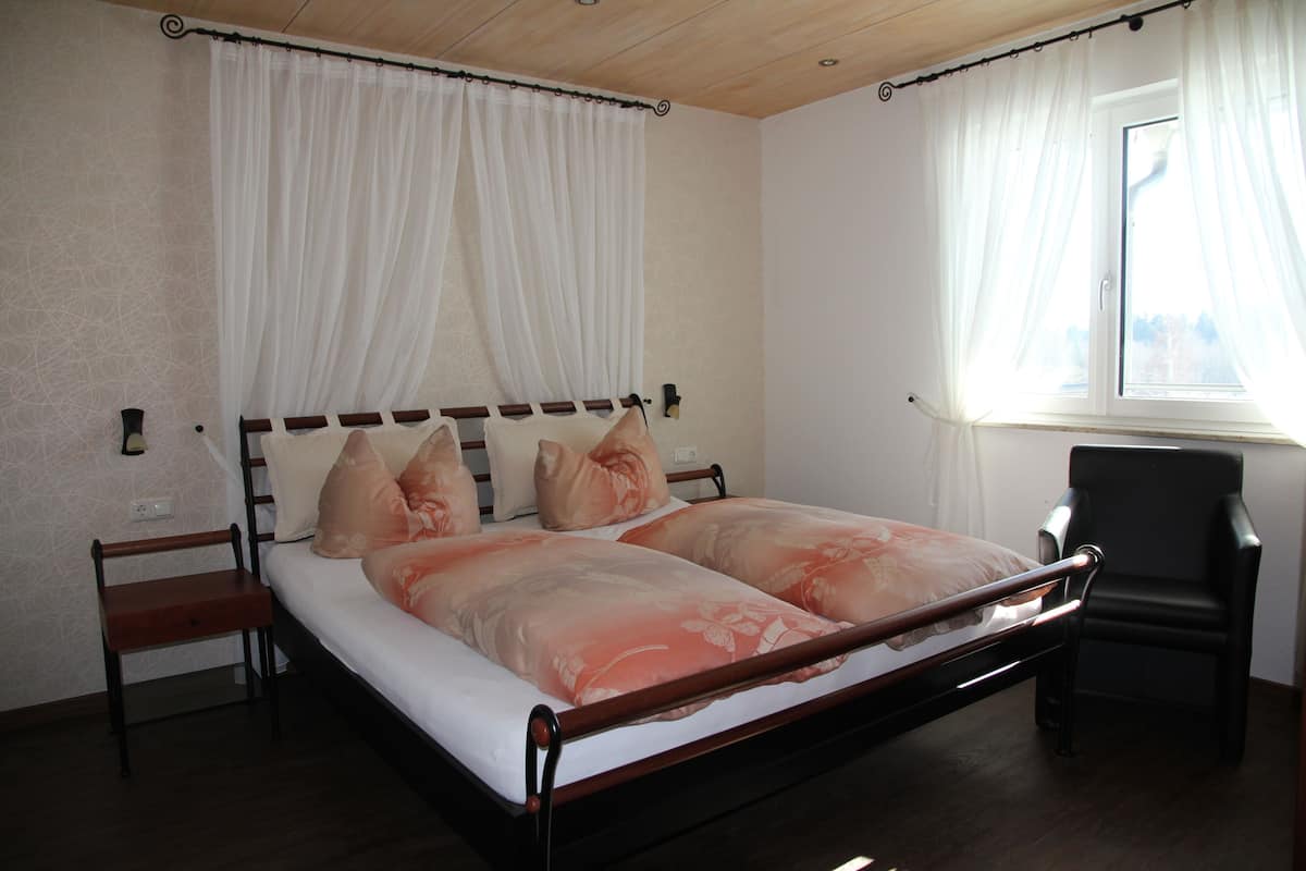1 habitación, tabla de planchar con plancha, wifi gratis y ropa de cama