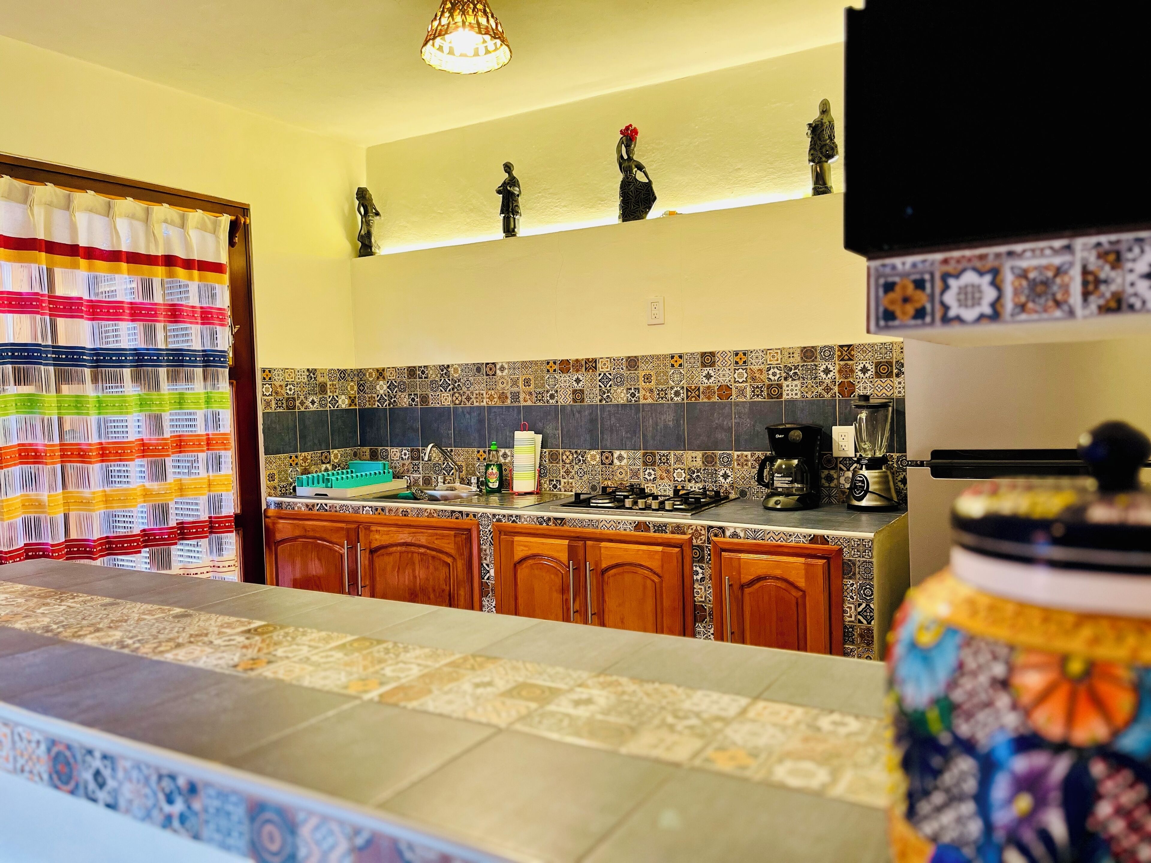 Kjøleskap, mikrobølgeovn, ovn og kokeplater