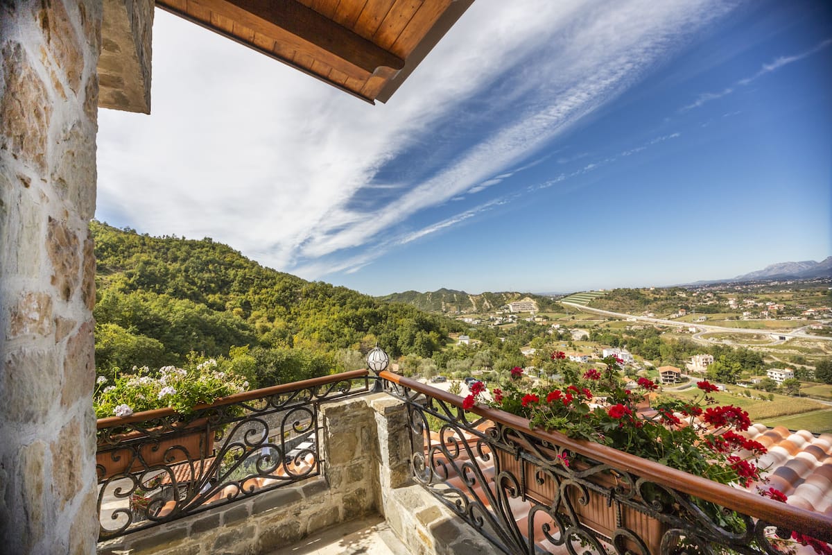 Suite de lujo, vista a la montaña | Ropa de cama hipoalergénica, edredón y minibar