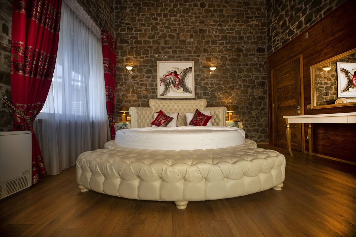 Suite de lujo | Ropa de cama hipoalergénica, edredón y minibar