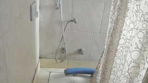 A bathroom with a bathtub, shower, and toilet. - Hotel América (Praia)